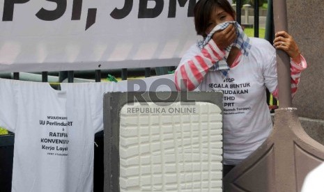  Pekerja rumah tangga (PRT) yang tergabung dalam Komite Aksi Perlindungan Pekerja Rumah Tangga dan Buruh Migran melakukan aksi unjuk rasa di depan Gedung DPR\MPR, Jakarta, Senin (13/1).  (Republika/Agung Supriyanto)