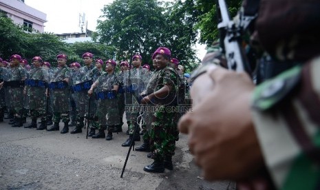  Warga bersama anggota Marinir bersenjatakan tameng dan pentungan menjaga lahan di kompleks TNI AL, Boulevard, Kelapa Gading, Jakarta Utara, Rabu (14/1). (Republika/Raisan Al Farisi)