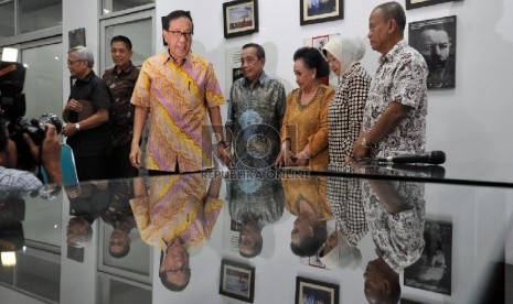   Ketua Dewan Pertimbangan Partai Golkar Akbar Tandjung bersama para tokoh dan anggota Dewan Pertimbangan Golkar bersiap memberikan keterangan pers di Jakarta, Rabu (14/1). (Republika/Edwin Dwi Putranto)