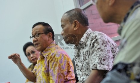   Ketua Dewan Pertimbangan Partai Golkar Akbar Tandjung bersama para tokoh dan anggota Dewan Pertimbangan Golkar bersiap memberikan keterangan pers di Jakarta, Rabu (14/1). (Republika/Edwin Dwi Putranto)