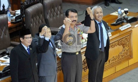   Calon Kapolri Komjen Pol Budi Gunawan bersama para Ketua DPR berfoto bersama saat menghadiri paripurna penetapan Calon Kapolri di Kompleks Parlemen Senayan, Jakarta, Kamis (15/1). (Republika/Agung Supriyanto)