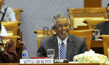   Ketua Umum Persatuan Sepak Bola Seluruh Indonesia (PSSI) Djohar Arifin Husin saat Rapat Dengar Pendapat Umum(RPDU) dengan Komisi X di Kompleks Parlemen Senayan, Jakarta, Kamis (15/1). (Republika/Agung Supriyanto)