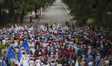 Ratusan pegawai honorer kategori dua (K2) dari berbagai daerah di Indonesia berjalan dari Jalan Medan Merdeka Barat menuju Istana Merdeka untuk berunjuk rasa di Jakarta, Kamis (15/1). (Antara/Sigid Kurniawan)