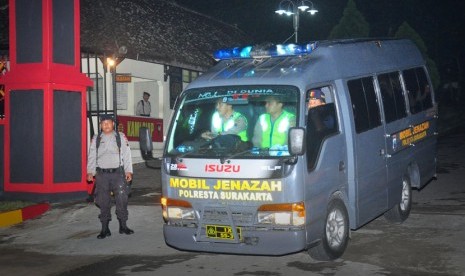  Mobil jenazah yang membawa jenazah terpidana mati kasus narkoba Tran Thi Bich Hanh keluar dari Markas Brimob Gunung Kendil, Boyolali, Jawa Tengah, Ahad (18/1) dini hari. (Antara/Aloysius Jarot Nugroho)