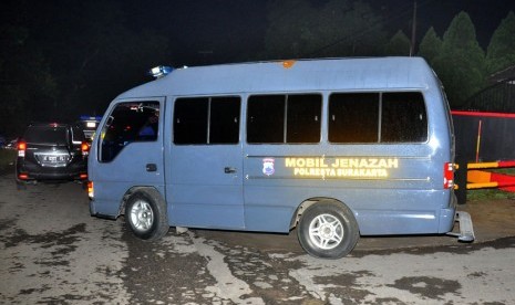  Mobil jenazah yang membawa jenazah terpidana mati kasus narkoba Tran Thi Bich Hanh keluar dari Markas Brimob Gunung Kendil, Boyolali, Jawa Tengah, Ahad (18/1) dini hari. (Antara/Aloysius Jarot Nugroho)