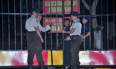   Sejumlah personel Brimob berjaga di depan gerbang menjelang eksekusi terpidana mati Tran Thi Bich Hanh di Markas Besar Brimob Gunung Kendil, Boyolali, Jawa Tengah, Sabtu (17/1) malam. (Antara/Aloysius Jarot Nugroho)