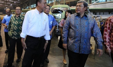  Menteri Ristek dan Dikti, Mohammad Nasir (kiri) berbincang dengan Gubernur Jabar Ahmad Heriyawan saat mengunjungi PT. Dirgantara Indonesia, Bandung, Selasa(201/1).  (foto: Septianjar Muharam)