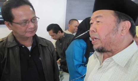 ketua umum baznas Prof Dr KH Didin Hafidhuddin (kanan) berbincang dengan Afrizal Sinaro, ketua Ikapi DKI Jakarta