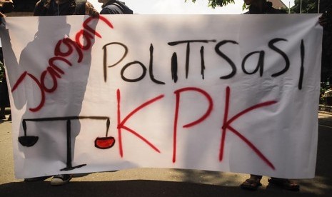 Tolak politisasi KPK.