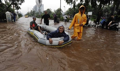  Petugas mengangkut warga menggunakan perahu karet ketika melintasi banjir di Kawasan Kelapa Gading Jakarta, Jumat (23/1).  (Antara/Wahyu Putro)