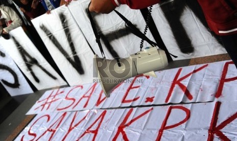 ?Demonstran dari Koalisi Masyarakat Sipil Anti Korupsi melakukan aksi simpatik di halaman kantor Komisi Pemberantasan Korupsi (KPK), Jakarta, Jumat (23/1).  (Republika/ Tahta Aidilla)