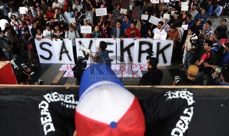 ?Demonstran dari Koalisi Masyarakat Sipil Anti Korupsi melakukan aksi simpatik di halaman kantor Komisi Pemberantasan Korupsi (KPK), Jakarta, Jumat (23/1).  (Republika/ Tahta Aidilla)