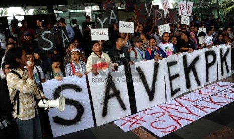 Demonstran dari Koalisi Masyarakat Sipil Anti Korupsi melakukan aksi simpatik di halaman kantor KPK, Jakarta, Jumat (23/1).  (Republika/ Tahta Aidilla)