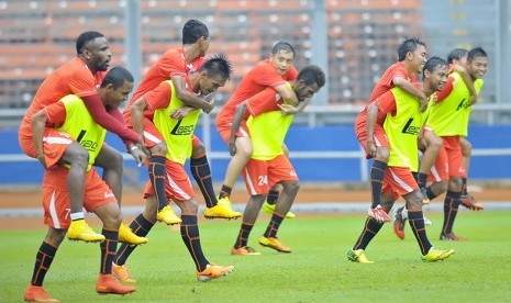 Pesepak bola Persija Jakarta mengikuti sesi latihan jelang pertandingan. (Antara/Yudhi Mahatma)