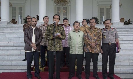  Presiden Joko Widodo memberikan keterangan pers terkait kasus hukum Wakil Ketua KPK Bambang Widjojanto di Istana Bogor, Jawa Barat, Jumat (23/1).   (Antara/Widodo S. Jusuf)