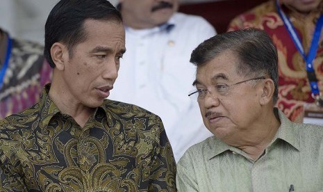   Presiden Joko Widodo (kiri) berbincang dengan Wapres Jusuf Kalla (kanan) di Istana Bogor, Jawa Barat, Jumat (23/1).   (Antara/Widodo S. Jusuf)