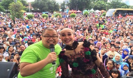  Aksi pangkas rambut TJ (kanan), untuk mendukung kampanye anti pembajakan musik Indonesia. (dok. GEN fm)