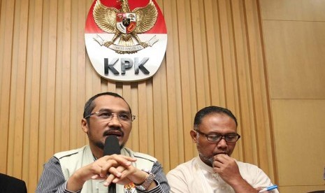 Ketua KPK Abraham Samad bersama Wakil Ketua KPK Bambang Widjojanto (kanan). 