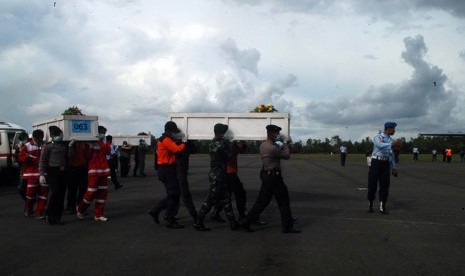 Sebanyak enam peti jenazah korban pesawat Air Asia QZ 8501 dievakuasi ke Surabaya, Jawa Timur dari posko utama di Lanud TNI AU, Pangkalan Bun, Kotawaringin Barat, Kalimantan Tengah, Sabtu (24/1).  (Republika/Rusdy Nurdiansyah)