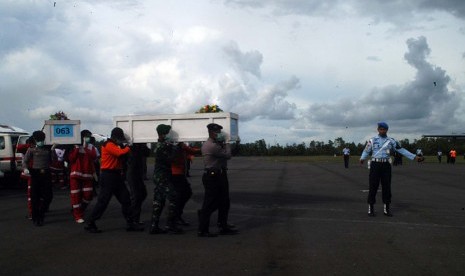 Sebanyak enam peti jenazah korban pesawat Air Asia QZ 8501 dievakuasi ke Surabaya, Jawa Timur dari posko utama di Lanud TNI AU, Pangkalan Bun, Kotawaringin Barat, Kalimantan Tengah, Sabtu (24/1).  (Republika/Rusdy Nurdiansyah)