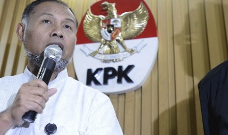 Wakil Ketua KPK Bambang Widjojanto melakukan jumpa pers di kantor KPK, Jakarta Selatan, Senin (26/1).   (Antara/Fanny Octavianus)