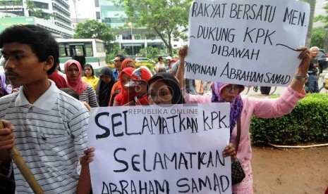  ?Sejumlah warga yang tergabung dalam Masyarakat Anti Korupsi (Marak) meggelar aksi di depan Gedung KPK, Jakarta, Senin (26/1).  (Republika/Agung Supriyanto)