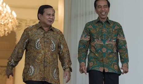  Presiden Joko Widodo bersama Ketua Dewan Pembina Partai Gerindra Prabowo Subianto.