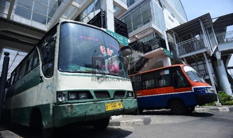 ?Bus Kopaja S66 jurusan Manggarai-Blok M (kiri) menunggu penumpang di Terminal Manggarai, Jakarta Selatan, Jumat (30/1).  (Republika/Raisan Al Farisi)