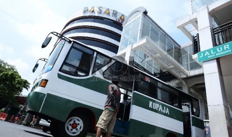 ?Bus Kopaja S66 jurusan Manggarai-Blok M menunggu penumpang di Terminal Manggarai, Jakarta Selatan, Jumat (30/1).  (Republika/Raisan Al Farisi)