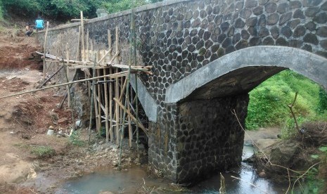  Kostrad membangun saluran irigasi di Desa Taman Jaya Kecamatan Ciemas Kabupaten Sukabumi Jawa Barat. Kamis (29/1).  (foto : PENKOSTRAD)