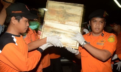  Tim SAR mengangkat jenazah yang diduga salah seorang korban pesawat AirAsia QZ8501 saat tiba di RS Bhayangkara  Makassar, Sulawesi Selatan, Ahad (1/2) malam.  (AntaraSahrul Manda Tikupadang)