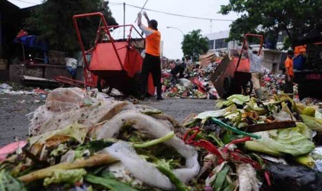   Petugas membersihkan sampah yang menumpuk di kawasan jalan Terminal Pasar Minggu, Jakarta Selatan, Selasa (3/2).    (foto : MgROL34)