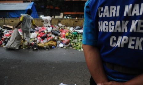  Kondisi tumpukan sampah di kawasan jalan terminal Pasar Minggu, Jakarta Selatan, Selasa (3/2). 