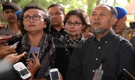   Wakil Ketua KPK Bambang Widjojanto (BW) (kanan) didampingi tim kuasa hukumnya mendatangi Bareskrim, Mabes Polri, Jakarta, Selasa (3/2).   (Republika/Wihdan)