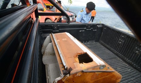   Personel Basarnas berada di dekat kabin pesawat yang ditemukan nelayan di perairan Towale Selat Makassar, Donggala, Sulawesi Tengah, Selasa (3/2).   (Antara/Basri Marzuki)