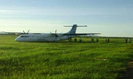 Pesawat Garuda tergelincir di Bandara Internasional Lombok, Selasa (3/2). 