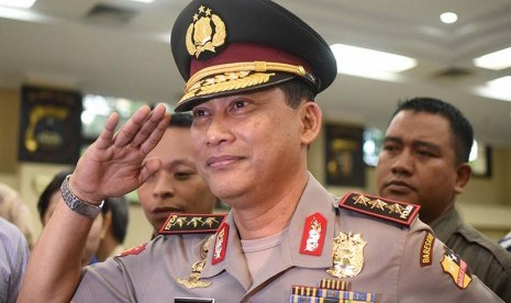 Kepala Badan Reserse Kriminal Polri Komjen Pol Budi Waseso memberi hormat seusai upacara kenaikan pangkat perwira tinggi di Mabes Polri, Jakarta, Kamis (5/2).  ( Antara/M Agung Rajasa)