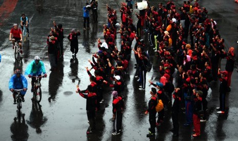  Ratusan buruh dari Federasi Serikat Pekerja Metal Indonesia (FSPMI) menggelar aksi mendukung pemberantasan korupsi yang dilakukan  KPK pada saat Car Free Day di Bundaran Hotel Indonesia, Jakarta, Ahad (8/2). (foto : MgROL_34)