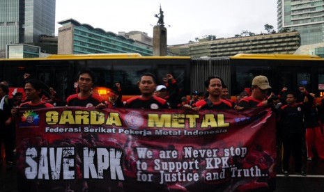  Ratusan buruh dari Federasi Serikat Pekerja Metal Indonesia (FSPMI) menggelar aksi mendukung pemberantasan korupsi yang dilakukan  KPK pada saat Car Free Day di Bundaran Hotel Indonesia, Jakarta, Ahad (8/2). (foto : MgROL_34)