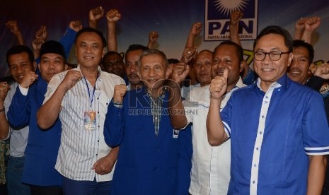   Calon ketua umum Partai Amanat Nasional Zulkifli Hasan (kanan) bersama ketua majelis pertimbangan partai Amien Rais (tengah).