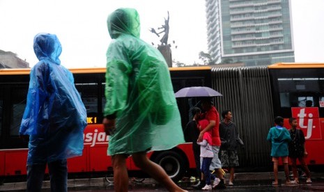  Meski hujan gerimis di kawasan Car Free Day, warga tetap antusias untuk melakukan olahraga pagi di kawasan Bundaran Hotel Indonesia, Jakarta, Ahad (8/2).  (foto : MgROL_34)