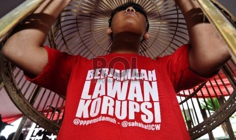 ?Pemuda Muhammadiyah membawa poster anti korupsi saat deklarasi Gerakan Berjamaah Lawan Korupsi di PP Muhammadiyah, Jakarta, Ahad (8/2).   (Republika/Tahta aidilla)