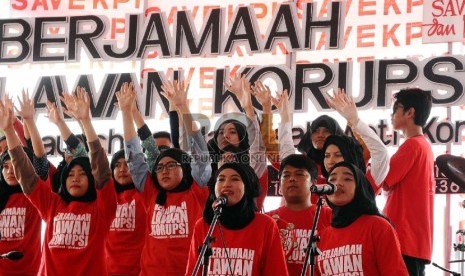 ?Pemuda Muhammadiyah membawa poster anti korupsi saat deklarasi Gerakan Berjamaah Lawan Korupsi di PP Muhammadiyah, Jakarta, Ahad (8/2).   (Republika/Tahta aidilla)