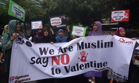 Sejumlah aktivis yang tergabung dalam Quranic Generation menggelar kampanye tolak perayaan Hari Valentine di Jakarta, Ahad (8/2). 