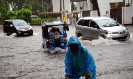  Genangan air banjir di Jalan Pegangsaan Timur dekat Stasiun kereta Cikini, Jakarta, Senin (9/2).   (foto: MgROL_34)