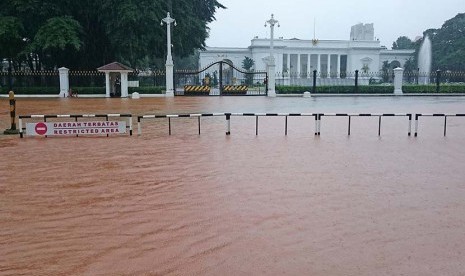 Banjir merendam jalan di depan Istana Merdeka, Jakarta Pusat, Senin (9/2). 