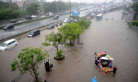  Banjir menggenangi kawasan Grogol, Jakarta Barat, Senin (9/2).    (Republika/Yasin Habibi)