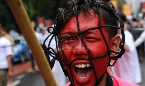 Massa dari berbagai aliansi melakukan aksi teatrikal saat demonstrasi di depan Istana Merdeka, Jakarta, Rabu (11/2).  (Republika/tahta Aidilla)