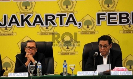  ?Ketua Majelis Hakim Mahkamah Partai Golkar Muladi (kanan), memimpin sidang Mahkamah Partai Golkar di Kantor DPP Partai Golkar, Jakarta, Rabu (11/2).    (Republika/Agung Supriyanto)