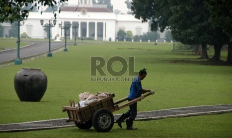 Seorang pekerja membawa material bangunan untuk renovasi halaman Istana Bogor, di Kota Bogor, Jawa Barat.